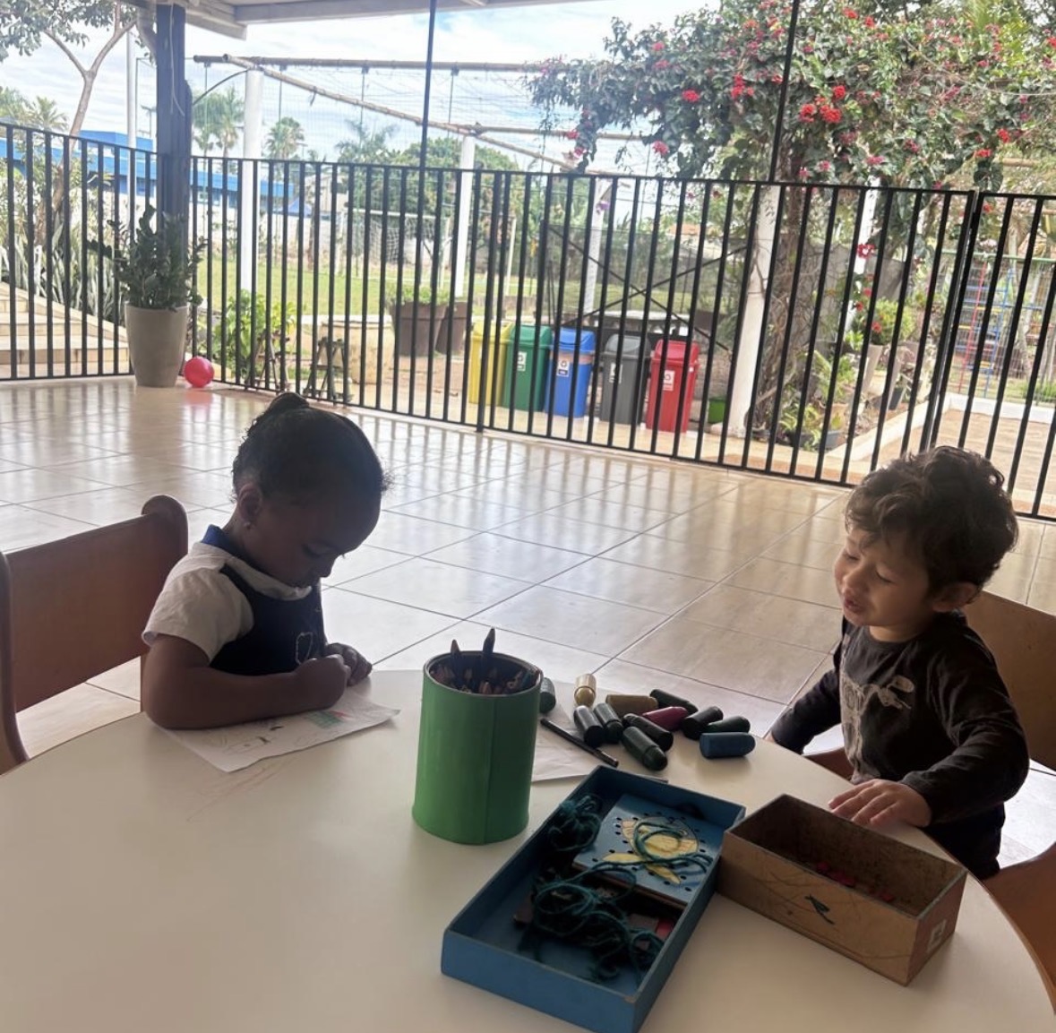 Crianças realizando atividades à mesa